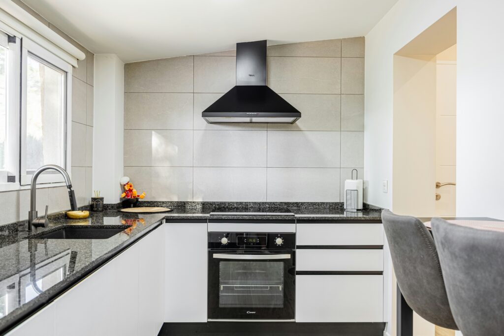 vaulted ceiling kitchen no uppers tile wall